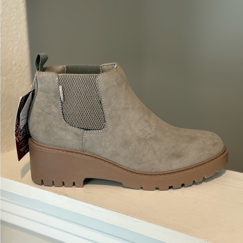 Muk Luks Finley Francis Womens Ankle Boots Taupe Block Heels Pull On Sz 7.5 NIB - Picture 2 of 10